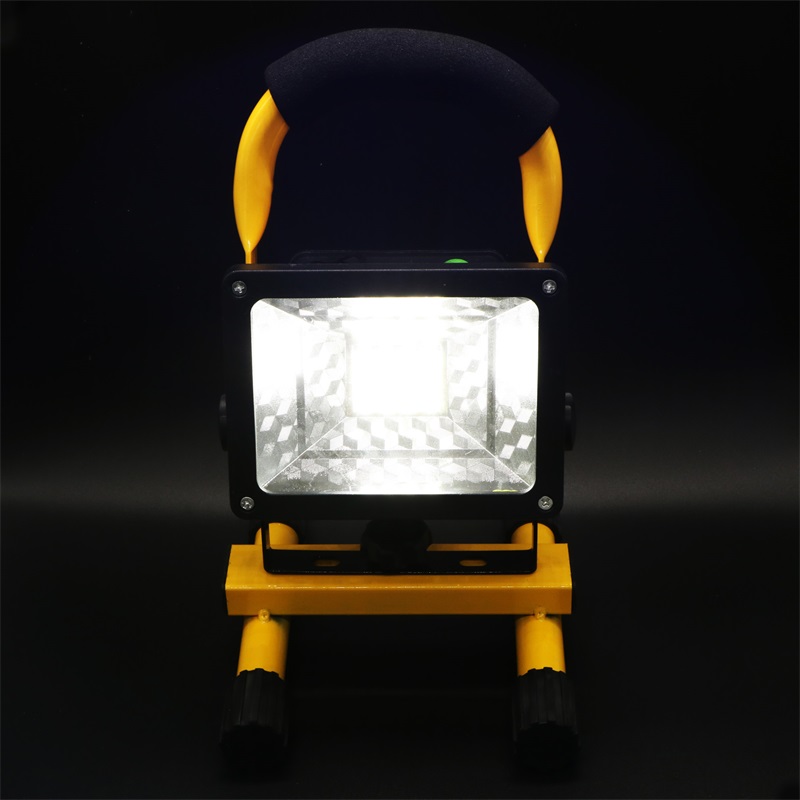 15W Recharge Portable LED Floodlight 2400Lm Waterproof IP65 Emitting White